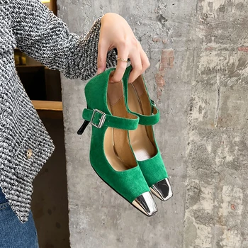 Детски велур женски зелени обувки, уютни вечерни обувки с катарама, модни дамски обувки-лодка с метално бомбе, пролетни модела обувки за бала на ток 9,5 см