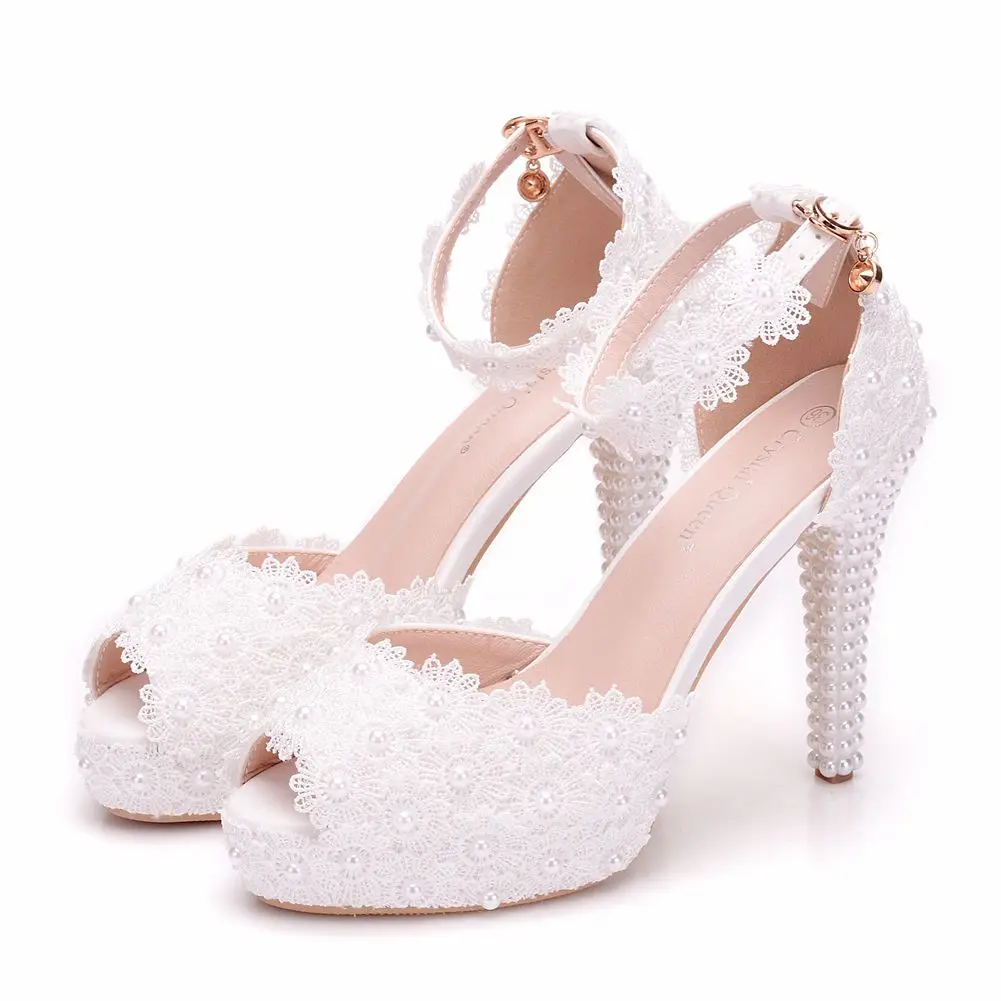 Бели дантелени сандали с цветя модел с декорация във формата на кристали и кралица, Обувки-лодка с отворени пръсти, вечерни дамски обувки за сватба на фина платформа и висок ток 11 cm . ' - ' . 0