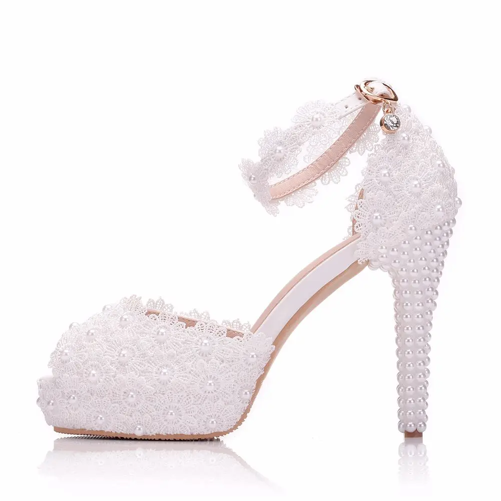 Бели дантелени сандали с цветя модел с декорация във формата на кристали и кралица, Обувки-лодка с отворени пръсти, вечерни дамски обувки за сватба на фина платформа и висок ток 11 cm . ' - ' . 1