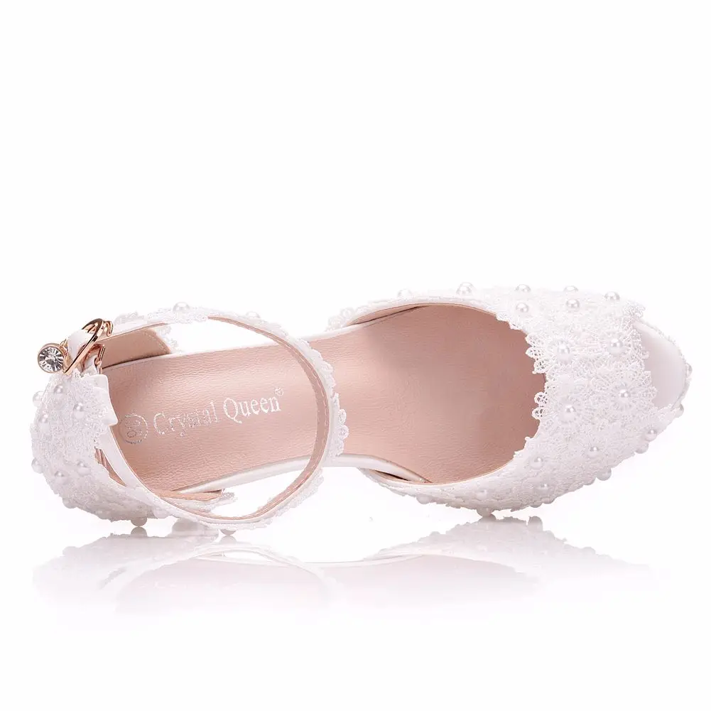 Бели дантелени сандали с цветя модел с декорация във формата на кристали и кралица, Обувки-лодка с отворени пръсти, вечерни дамски обувки за сватба на фина платформа и висок ток 11 cm . ' - ' . 3