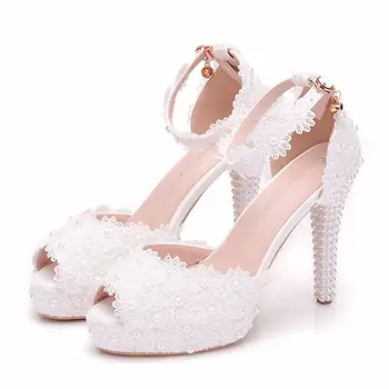 Бели дантелени сандали с цветя модел с декорация във формата на кристали и кралица, Обувки-лодка с отворени пръсти, вечерни дамски обувки за сватба на фина платформа и висок ток 11 cm